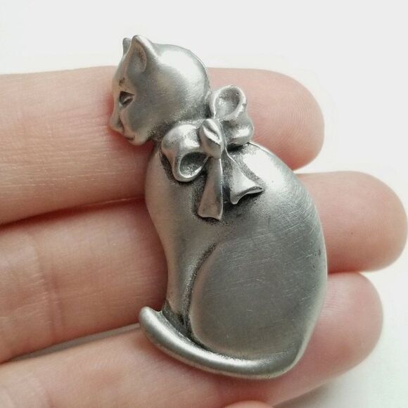 Vintage Sitting Cat Shape Brooch with RIbbon Bow Collar Lapel Pin, Estate - Picture 1 of 6